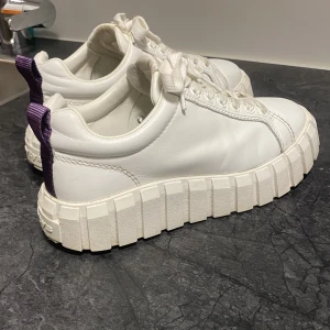 Eytys - Säljer mina vita eytys eftersom dom sällan kommer till användning.