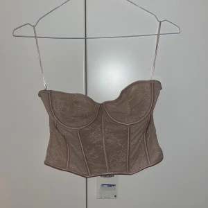 Korsett topp - Korsett topp från zara aldrig använd med prislappar kvar. Storlek M