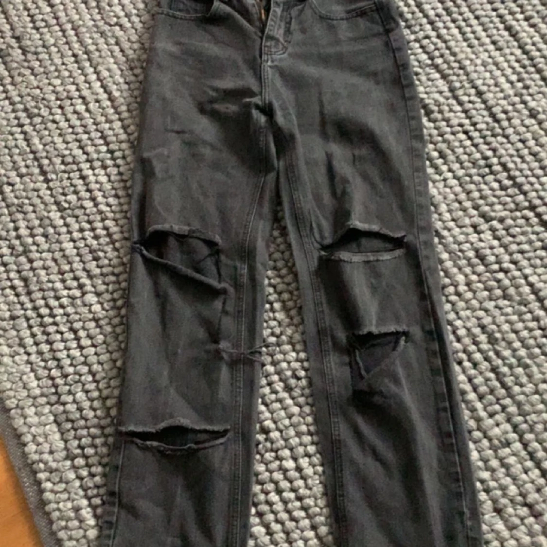 Svarta jeans med hål