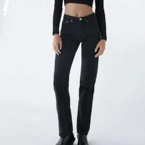 Svarta mid rise - Mid rise zara jeans💕fint skick! Skriv för fler bilder☺️