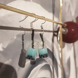 Boba öronhängen  - Små bobas öronhägen 