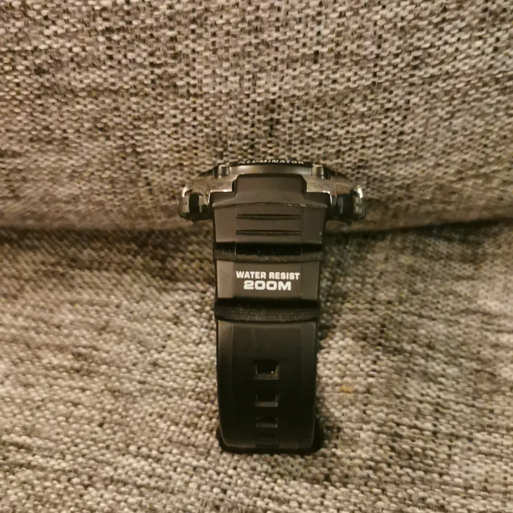 Casio armbandsklocka sparsamt använd i nästan nyskick,  klockan har en massa häftiga  funktioner som bla  världstid, stoppur, larm kalender m. m.  klockan är  vattentät och klarar ett djup på  upp till 200 meter, ordinarie pris: 750kr. Accessoarer.