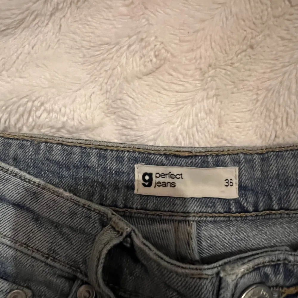 Jeans från Ginatricot, storlek 36. Använda men i gott skick. Kan mötas i Göteborg eller skicka, köparen står för frakt.. Jeans & Byxor.