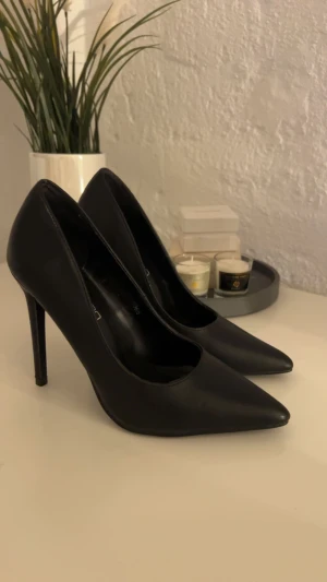 Svarta pumps - Aldrig använda då de är för små:(