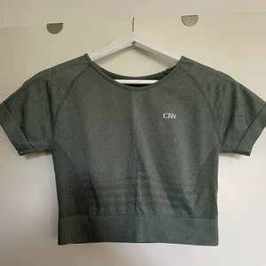 I can i Will Träningströja croppad - En träningströja, snyggt croppad i grönt. Storlek M. Säljes då den är för liten. Från I Can I Will. 