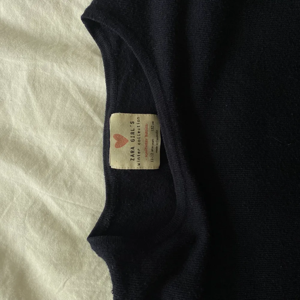 så skön mörkblå långärmad tröja från zara, stl 146/152 men passar xs/s, jätte fint skick!. Tröjor & Koftor.