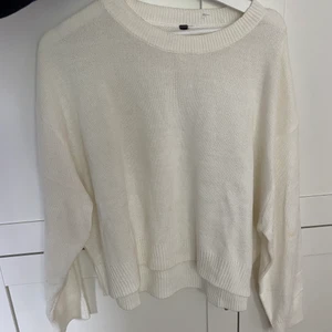 vit stickad tröja - lite tunnare vit stickad tröja, perfekt att dra över sig i sommar, passar xs-s 💕💕