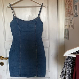 Jeansklänning - Snygg jeansklänning i strl 40 men skulle säga att den kan passa flera storlekar💙 den är väldigt stretchig och bekväm! Kan mötas upp i Stockholm eller posta🤍