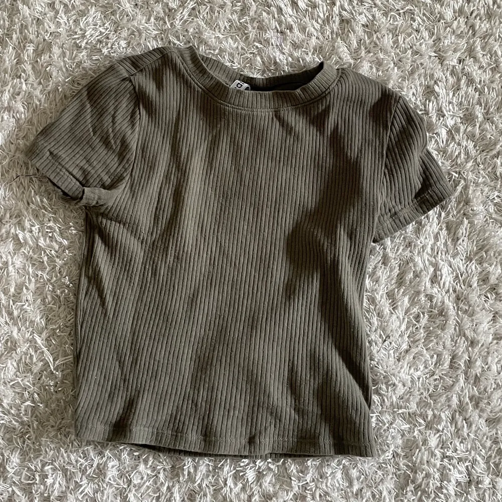 Mörkgrön t-shirt från H&M. Är väl använd men har inga difekter. . T-shirts.