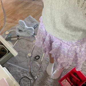 Volangkjol - Superfin lila volangkjol som aldrig används alltså i nyskick!💗 storlek xs men passar s eftersom den är ganska stretchig💗💗 frakt=59kr💗