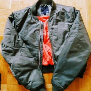 Bomber jacka  - Bomber jacka i storlek S 