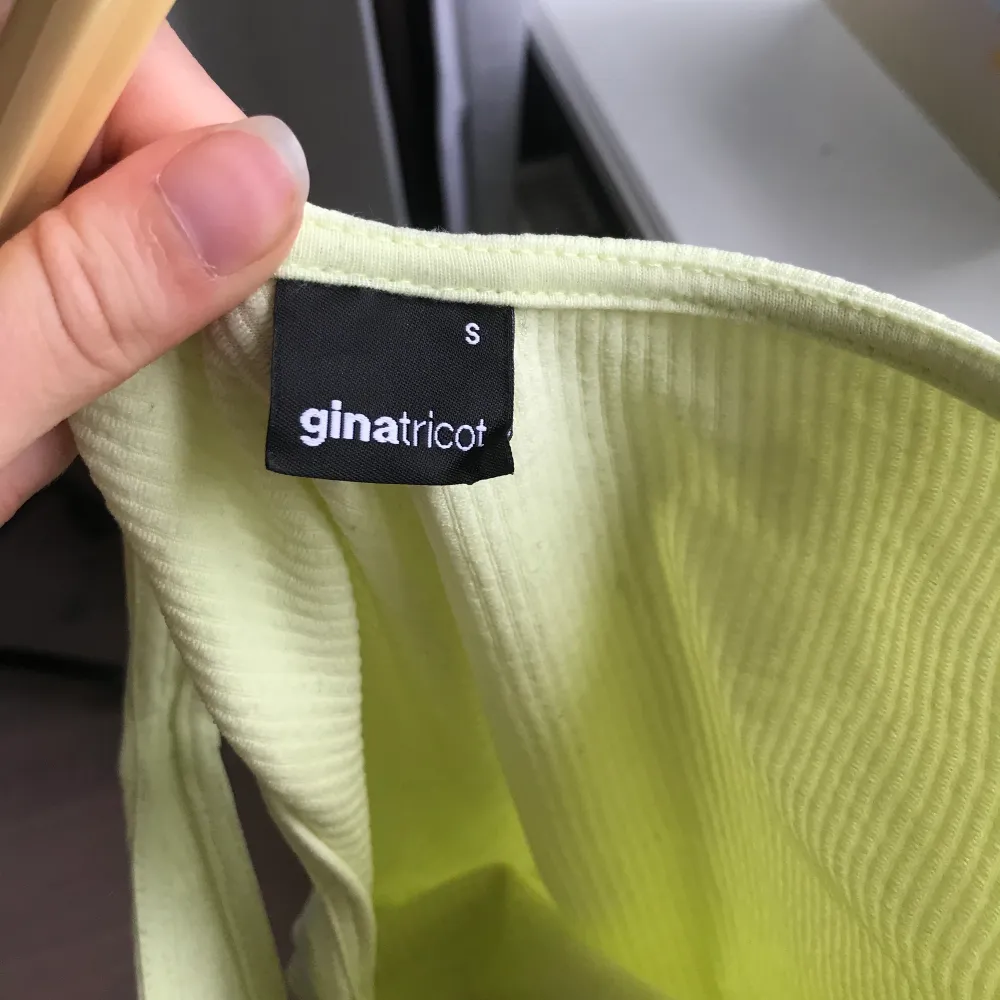 Fin topp i gul/grön färg från Gina tricot i storlek S! Använd ett fåtal gånger   Köparen står för frakten . Toppar.