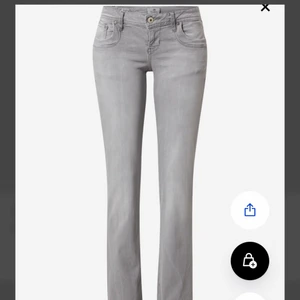 Valerie jeans - Grå lågmidjade valerie bootcut jeans. Storlek 28x34, 💓. Supersköna och lagom stretchiga. Endast använda en gång, men kan inte skicka tillbaka dom därför säljer jag💗. Har flera intresserade så skriv vad du kan ge privat:) 