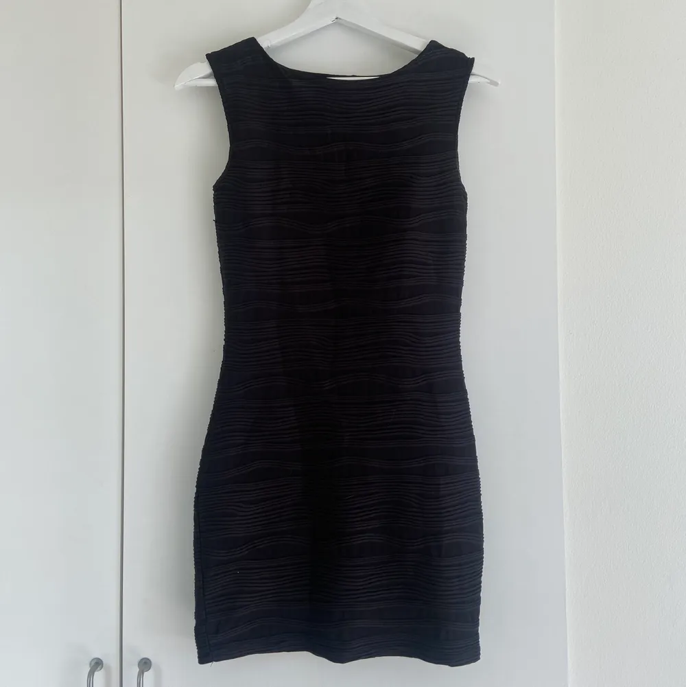 Superfin tight svart klänning i storlek 36. Något genomskinlig. Köparen står för frakten.. Klänningar.