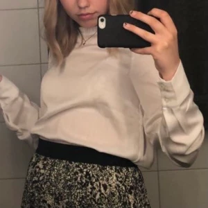 Vit blus - Vit långärmad blus från Vero Moda. Använd en gång! Skriv gärna för fler bilder. 