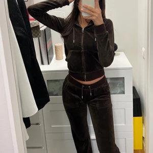 Brunt juicy set  - Välbevarat superfint juicy set i brunt, både tröjan och byxorna är i XXS, säljer endast som ett set! Jag är 166 lång som referens 🤎🫶🏽🧸