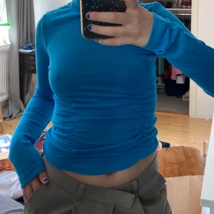 Blå polotröja - Blå polotröja med resårband typ under brösten ❤️❤️❤️❤️❤️❤️ Mörkturkos/ klarblå färg typ??