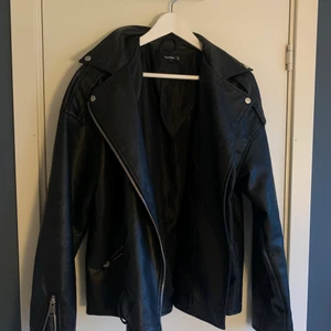 Skinnjacka, Missguided - Supersnygg skinnjacka från Missguided! Använd men ser ut som ny. Nypris 500 kr, säljer för 250 kr. Först till kvarn!
