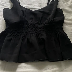 SHEIN  - En supersöt topp från SHEIN, jag råkade beställa fel storlek så jag säljer den. Den är jätte skon, storlek xs. Färg:svart. Köpte den för 69 kr och säljer den för 39kr. 30 kr billigare!!