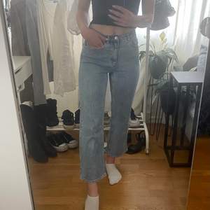 Utsvängda croppade jeans från Carin Wester. Ljusa och sköna så perfekta till sommaren! 