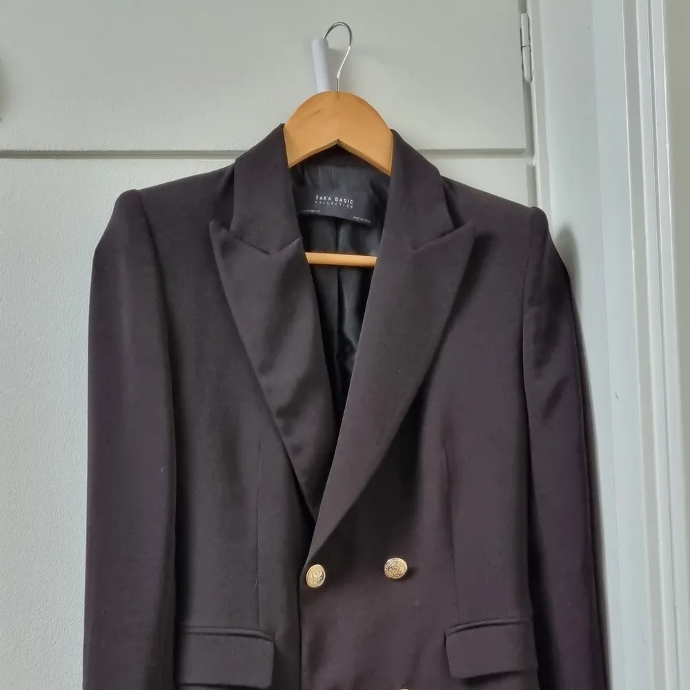 Blazer is a couple of years old but we'll preserved, unfortunately have outgrown it. It is a waisted longer black blazer that is made of a light material and perfect for work.. Kostymer.
