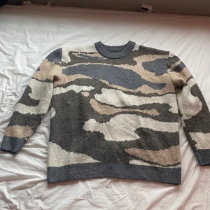 H&M Sweater - Superfin tröja från H&M. Köpt för ett par månader sedan och endast använd 2-3 gånger. Begränsad samling och gjord av superfina material!