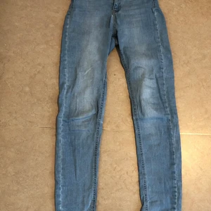 Ljusblå jeans - Ljusblå jeans, Molly, från Gina tricot.