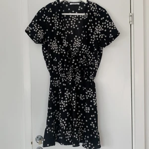 Klänning med stjärnor  - Klänning med stjärnor och knytning vid bysten🌟🌟🌟