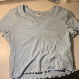 Fin blå tröja - En gullig t-skirt i bra skick. Den är i storlek xs men funkar som s också. Säljer pga att jag inte använder den