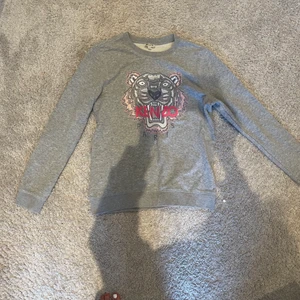 ‼️säljer denna gråa kenzo tröjan‼️ - 🌺säljer denna superfina gråa kenzo tröjan i jättefint skick.Köpte den förra sommaren säljer den få den tyvärr inte kommer till andvändning.I storlek 164🌺