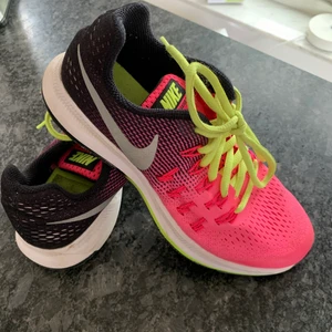 Nike zoom Pegasus 33 - Nästintill i nytt skick, då dem endast är använda ett fåtal gånger. Nypris är 700kr.