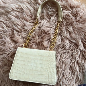 Ny väska  - En hel ny väska, färg beige.