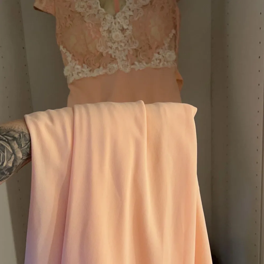 Min super fina balklänning som ja använt en gång till min bal och väljer nu att sälja den för att den inte kommer till användning.. Klänningar.