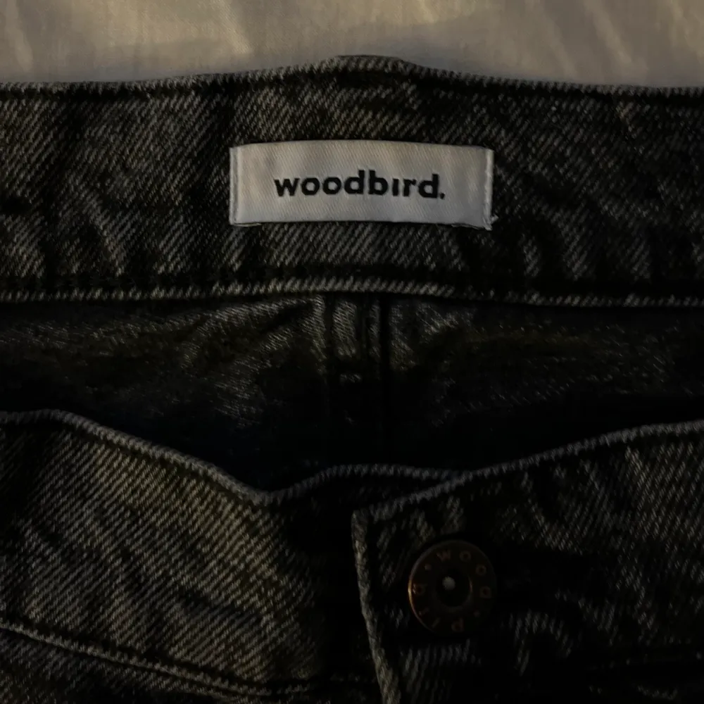 Woodbird Jeans med grå/svart stentvätt. Storlek 36/32 Perfekt för dig som är mellan 178-184 Sitter baggy & skönt . Jeans & Byxor.