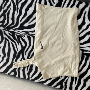 Nike croptop  - Nike croptop i beige med spänne på sidan. Aldrig använd.