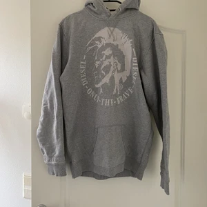Diesel Hoodie stl.M - Grå diesel hoodie i stl. M men kan uppfattas som ganska oversized. 