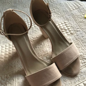 Nelly klackar  - Klackar från Nelly i storlek 38. Bra skick inte slitna o sköna att gå i kommer ej till användning. Köparen står för frakten ☺️