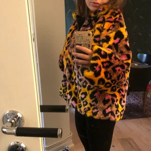 Fake päls  - Fantastisk fakepäls!!! Köpte den på en outlet men fick dessvärre inte den kärlek den förtjänar :( den här är i fantastiskt skick och nypris över 1000 kr. Släpper den för 300 eller billigare vid snabb affär <3 