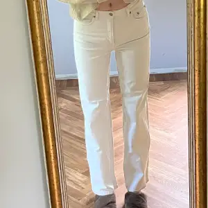 Vita/beige fräscha jeans till sommaren. Köpta från Other Stories förra året. Ganska högmidjade men slutar ändå innan naveln på mig. Är 176cm och dom slutat precis innan hälen på mig, går även över skorna lite. 