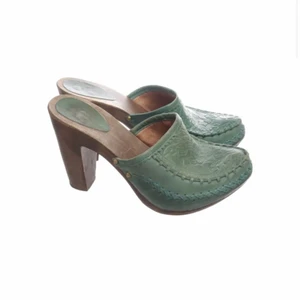 Klackar - ÄLSKAR dessa klackar men dem är tyvärr för små för mig! Jätte unika och fina träskor med mönster på läderdelen av skon! 200kr + frakt (pris kan diskuteras)💕 storlek 38 