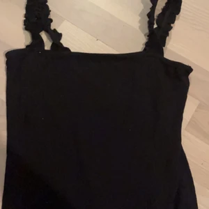 ribbat linne - ribbat linne med volang ärmar💞