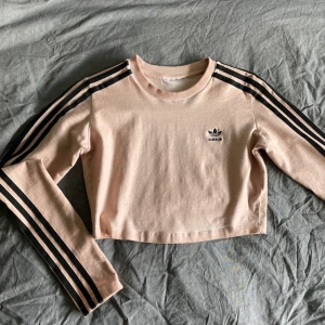 Adidas croptopp långärmad - Beige / smutsrosa långärmad croptopp från adidas. Typ aldrig använd. Superskönt stretchigt material