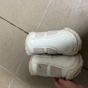 Damasker dressyr  - Två par vita damasker i storlek S med vitt ludd i. Köpta från Hööks. Endast använda på framridning så i fint skick. Skickas mot frakt💐🦄💕