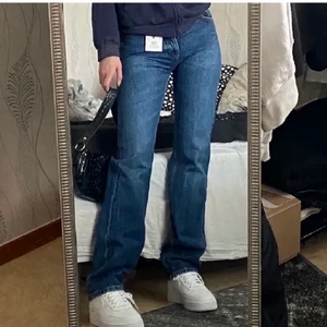 Mid Rise jeans zara, storlek 32 - Säljer dessa mid rise jeans i storlek 32 från Zara då jag har flera liknande jeans. Bilderna är lånade från andra på Plick. Tveka inte på att höra av er vid frågor. Frakt tillkommer💞 Säljer ett par likadana i en annan färg så kolla gärna min profil☺️