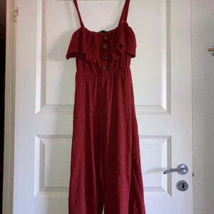 Fin Jumpsuit  - Jumpsuit från Pull and bear. Använd i fint skick, strl S. 