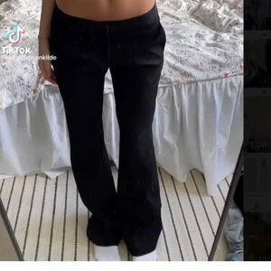 Kostymbyxor zara limited edition - Helt nya slutsålda kostymbyxor fr zara!! Lågmidjade!Lappar och allt kvar, raka och långa i modellen! Lånade bilder förutom 2