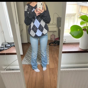 Rutig vintage tröja - Populär rutig vintage tröja som jag inte använder längre💞 Den är i fint skicklig inga tecken på användning. Har du någon fråga är det bara att ställa🥰