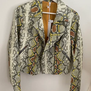 Leather Jacket (brand new)  - Brand new (tag on) leather jacket bought in France, super nice shape. Light enough to wear on spring/summer evenings. I am moving in a week, so all prices are negotiable. I have many more items available so send a PM of you’d like to come see them in person (in Stockholm). Feel free to reach out for more information or pictures🌸