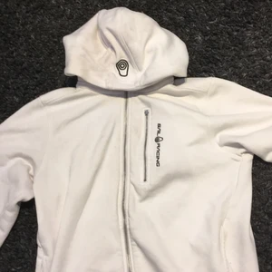 Säljer min sail racing tröjan vill inte ha den längre  - Säljer min sail racing storlek 170 den passar mig och är 155 cm den är i typ bra skick 5-10