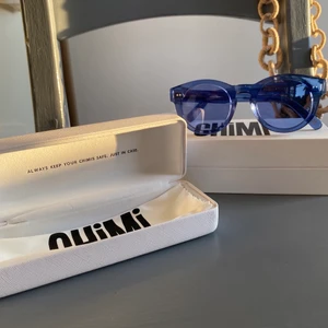 Chimi solglasögon - Säljer mina Chimi Acai #003 Clear. använt max 10 ggr. Pytteliten defekt på casets hörn men glasögonen är i perfekt skick! Dustbag, case och kartong medföljer. Sitter aningen stora. Köpare står för ev frakt 